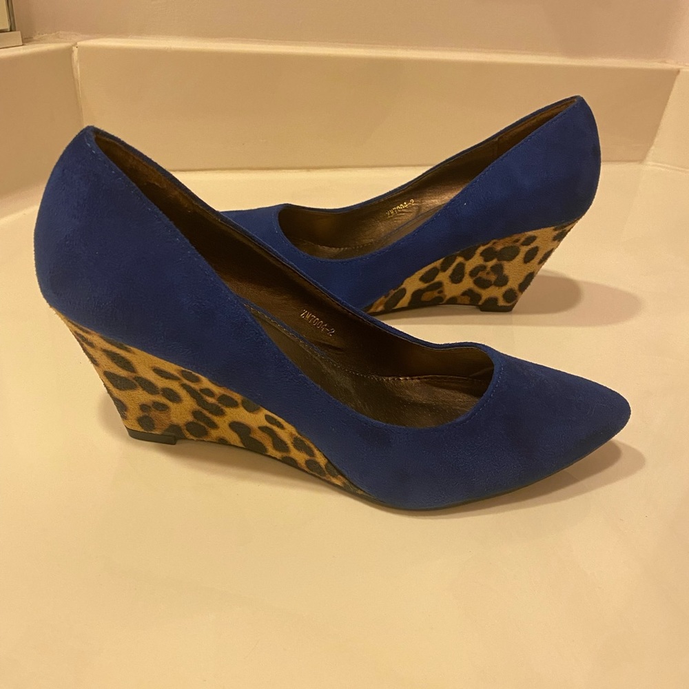 NWOT Blue and leopard print wedges